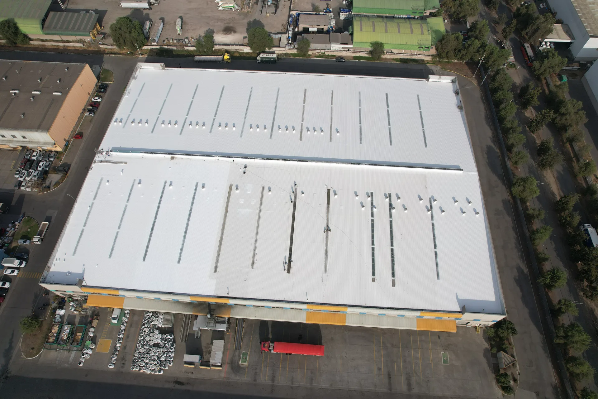 Cubierta industrial impermeabilizada en Cargo Park, vista aérea
