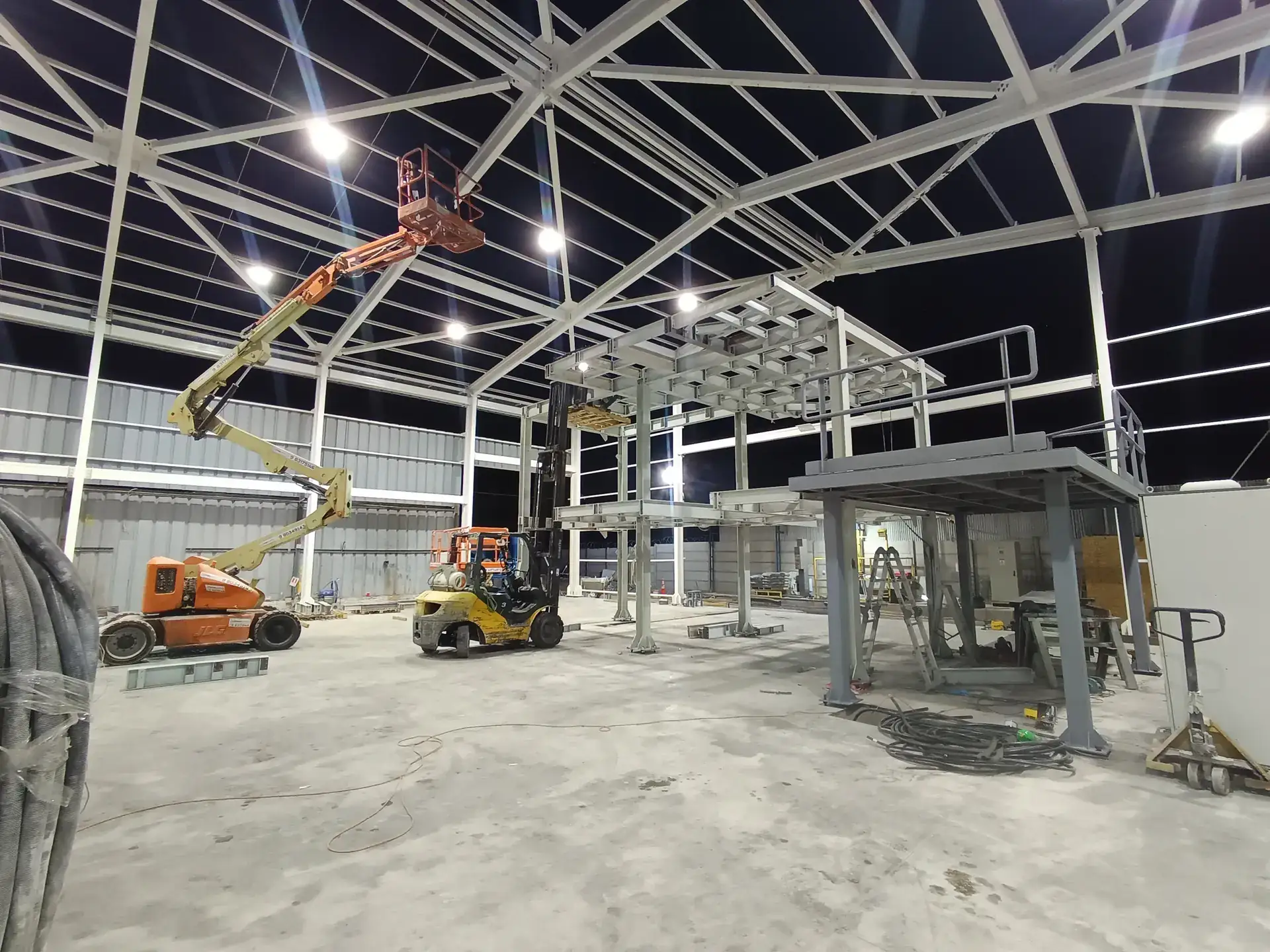 Estructura metálica en montaje