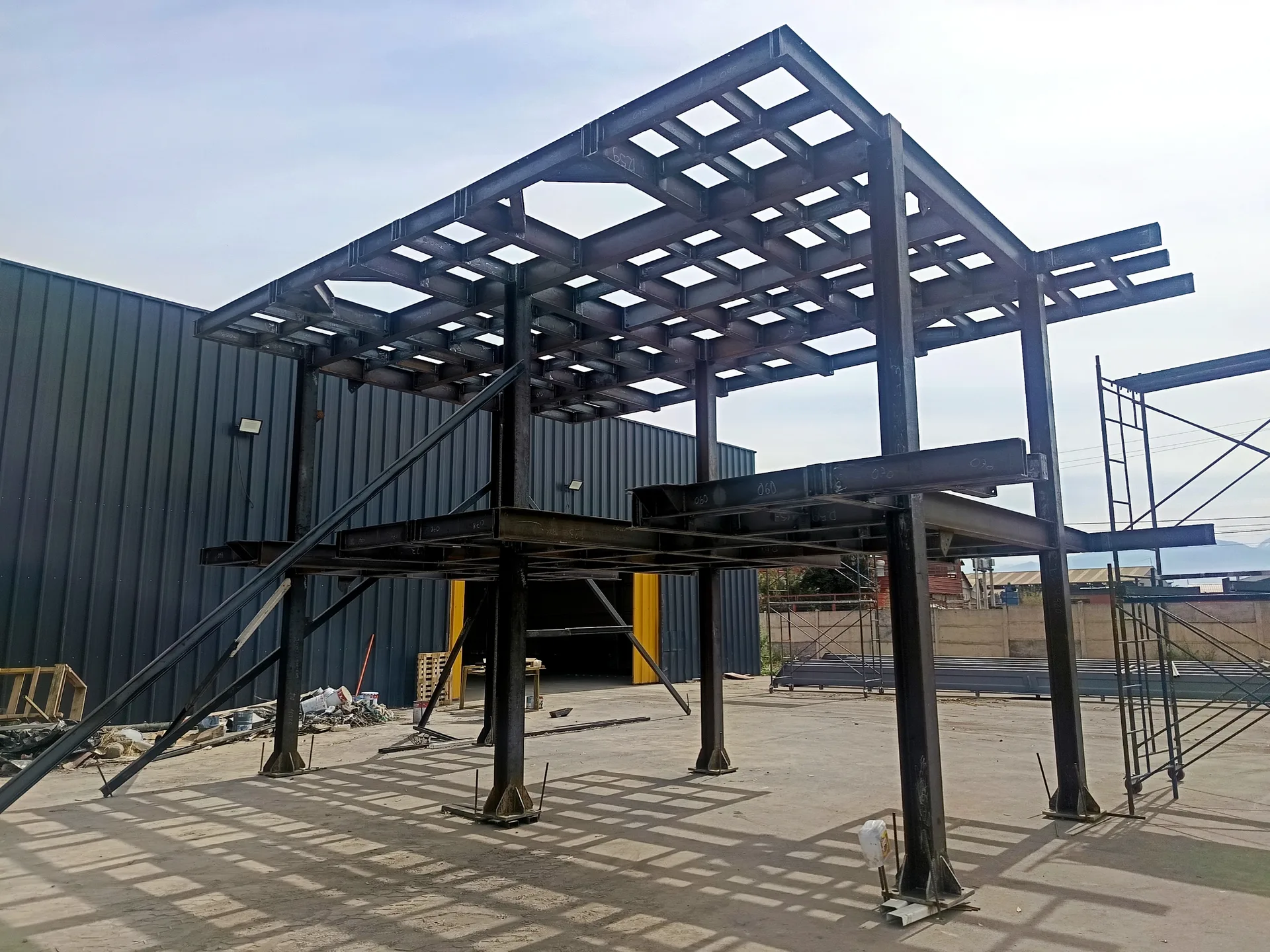 Estructura metálica tipo mecano para nueva línea de producción industrial